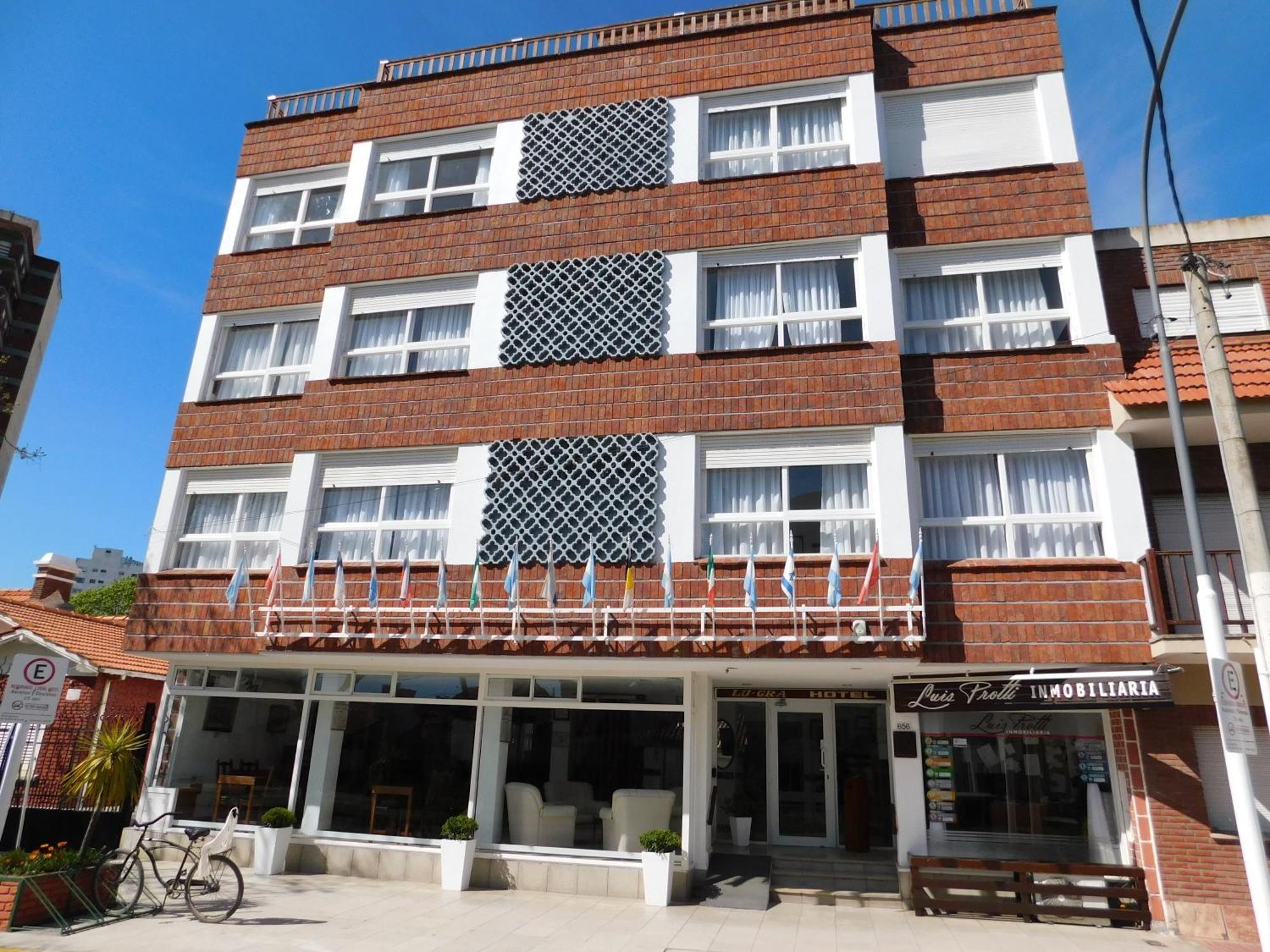 Lugra Hotel Miramar  Buitenkant foto